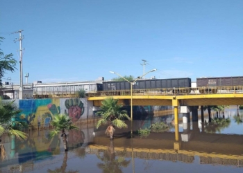 BOMBAS NO SE DAN ABASTO, PARA SACAR AGUA ACUMULADA POR LLUVIA EN PASO DE DESNIVEL