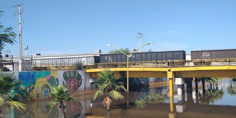 BOMBAS NO SE DAN ABASTO, PARA SACAR AGUA ACUMULADA POR LLUVIA EN PASO DE DESNIVEL