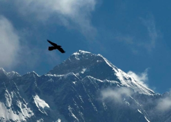 CINCO TURISTAS MEXICANOS Y UN PILOTO NEPALÍ MUEREN AL ESTRELLARSE SU HELICÓPTERO EN EL EVEREST