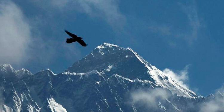 CINCO TURISTAS MEXICANOS Y UN PILOTO NEPALÍ MUEREN AL ESTRELLARSE SU HELICÓPTERO EN EL EVEREST