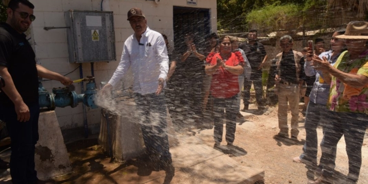 BRINDA ALCALDE SOLUCIÓN AL SUMINISTRO DE AGUA POTABLE A FAMILIAS DE LA COLONIA COLOSIO Y CAMPO 29