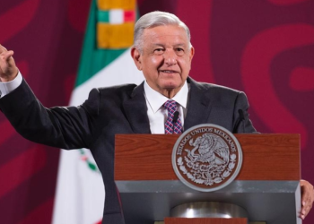 “¿POR QUÉ VAMOS A HACERLE DAÑO A POSIBLES CANDIDATOS DEL PAN?”: AMLO PRESUME QUE MORENA LIDERA ENCUESTAS PARA 2024