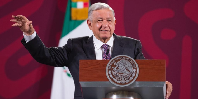 “¿POR QUÉ VAMOS A HACERLE DAÑO A POSIBLES CANDIDATOS DEL PAN?”: AMLO PRESUME QUE MORENA LIDERA ENCUESTAS PARA 2024