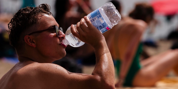 CIENTOS DE MILLONES DE PERSONAS EN ALERTA POR CALOR EXTREMO, INCENDIOS O INUNDACIONES