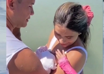 MUJER DA A LUZ EN EL MAR E INTERNAUTAS LA CRITICAN
