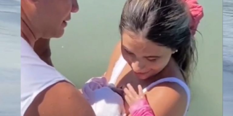 MUJER DA A LUZ EN EL MAR E INTERNAUTAS LA CRITICAN