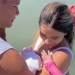 MUJER DA A LUZ EN EL MAR E INTERNAUTAS LA CRITICAN