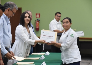 RECONOCEN LABOR DE PASANTES DE SERVICIO SOCIAL DE MEDICINA, ENFERMERÍA Y NUTRICIÓN