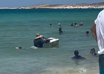 DECIDE METERSE AL MAR PARA PODER VENDER MAS PALETAS HELADAS