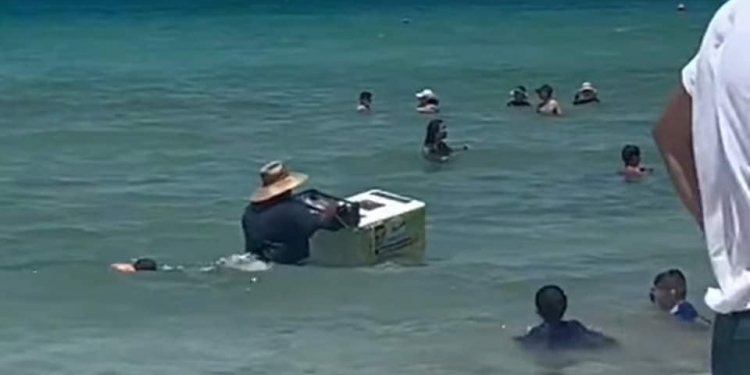 DECIDE METERSE AL MAR PARA PODER VENDER MAS PALETAS HELADAS