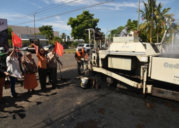 ALCALDE DA INICIO A OBRA DE PAVIMENTACIÓN EN LA CALLE SINALOA