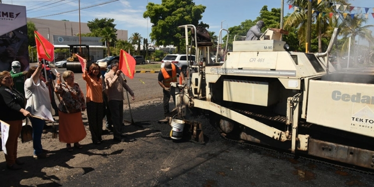 ALCALDE DA INICIO A OBRA DE PAVIMENTACIÓN EN LA CALLE SINALOA
