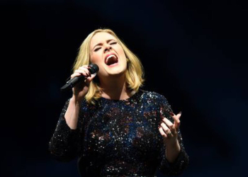 ADELE DETIENE SU CONCIERTO PARA DEFENDER A UN FAN Y PIDE A SEGURIDAD LO DEJEN EN PAZ