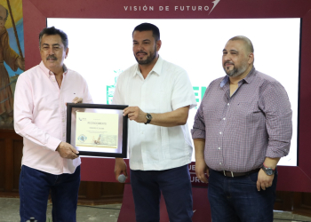 RECIBE ALCALDE RECONOCIMIENTO AL OOMAPASC COMO EL MÁS TRANSPARENTE A NIVEL NACIONAL