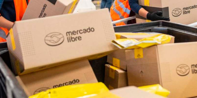 ORDENÓ CELULAR POR MERCADO LIBRE Y LE LLEGA… ¡UNA GRANADA!