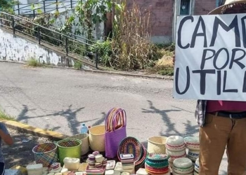 PADRE CAMBIA SUS ARTESANÍAS POR ÚTILES ESCOLARES PARA SU HIJO