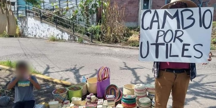 PADRE CAMBIA SUS ARTESANÍAS POR ÚTILES ESCOLARES PARA SU HIJO