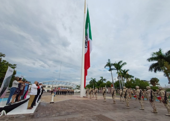 CON IZAMIENTO DE BANDERA DAN INICIO AL MES DE LA PATRIA