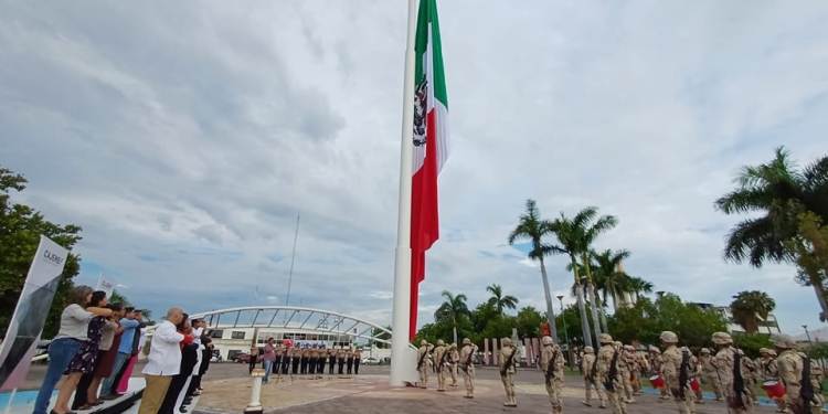 CON IZAMIENTO DE BANDERA DAN INICIO AL MES DE LA PATRIA