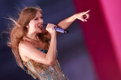 TAYLOR SWIFT ROMPE NUEVO RÉCORD, AHORA EN EL CINE