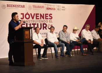 PARTICIPA LAMARQUE CANO EN ENTREGA DE TARJETAS A JÓVENES CONSTRUYENDO EL FUTURO