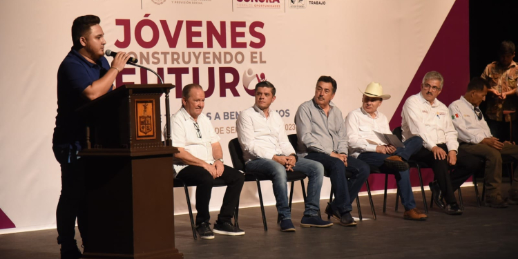 PARTICIPA LAMARQUE CANO EN ENTREGA DE TARJETAS A JÓVENES CONSTRUYENDO EL FUTURO