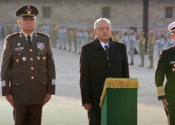 AMLO PRESIDE IZAMIENTO DE BANDERA EN MEMORIA DE VÍCTIMAS DE LOS SISMOS
