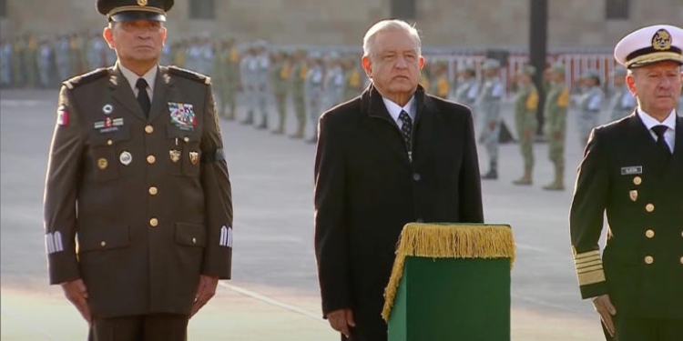 AMLO PRESIDE IZAMIENTO DE BANDERA EN MEMORIA DE VÍCTIMAS DE LOS SISMOS