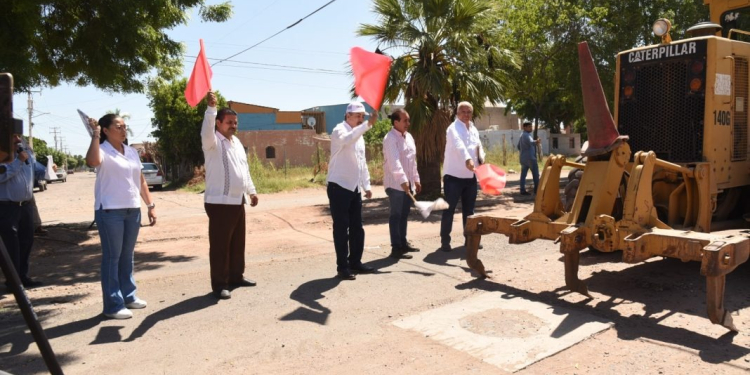 DA LAMARQUE CANO BANDERAZO A PAVIMENTACIÓN EN CALLE JALISCO Y EN CALLE ROSENDO MONTIEL
