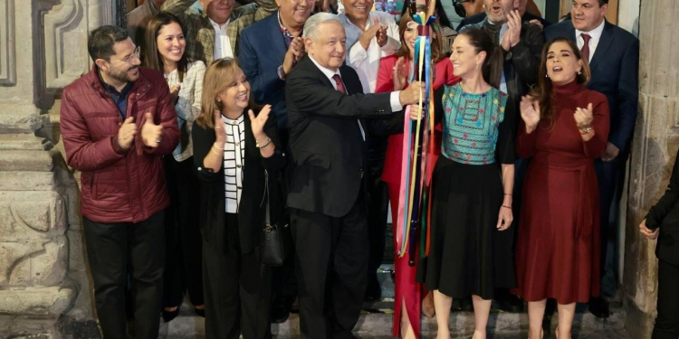 ‘’VAMOS A CAMINAR JUNTOS Y JUNTAS EN UNIDAD’’: CLAUDIA SHEINBAUM RECIBE EL BASTÓN DE MANDO COMO COORDINADORA DE MANOS DEL PRESIDENTE ANDRÉS MANUEL LÓPEZ OBRADOR