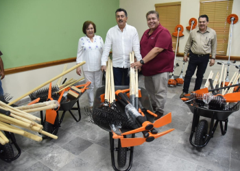 ALCALDE ENTREGA EQUIPO DE MANTENIMIENTO A COMISARÍAS