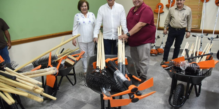 ALCALDE ENTREGA EQUIPO DE MANTENIMIENTO A COMISARÍAS