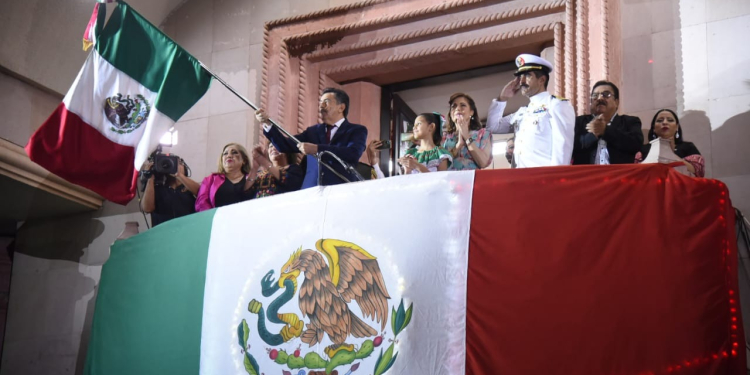 ENCABEZA PRESIDENTE MUNICIPAL JAVIER LAMARQUE CANO CEREMONIA 213 DEL GRITO DE INDEPENDENCIA