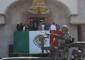 ALCALDE JAVIER LAMARQUE CANO ENCABEZA IZAMIENTO DE BANDERA Y DESFILE CÍVICO MILITAR