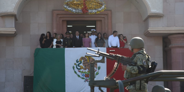 ALCALDE JAVIER LAMARQUE CANO ENCABEZA IZAMIENTO DE BANDERA Y DESFILE CÍVICO MILITAR
