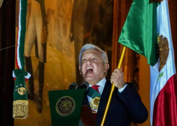 “¡QUE MUERA LA CORRUPCIÓN, LA AVARICIA, EL RACISMO Y LA DISCRIMINACIÓN!”: AMLO DA EL GRITO DE INDEPENDENCIA DESDE PALACIO NACIONAL