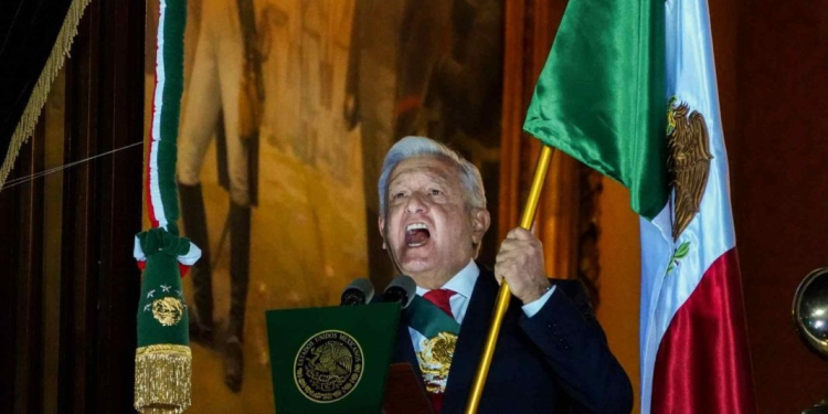 “¡QUE MUERA LA CORRUPCIÓN, LA AVARICIA, EL RACISMO Y LA DISCRIMINACIÓN!”: AMLO DA EL GRITO DE INDEPENDENCIA DESDE PALACIO NACIONAL