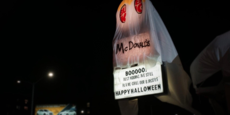 BURGUER KING SE DISFRAZA DE Mc DONALDS EN NEW YORK, POR MOTIVO DE HALLOWEN
