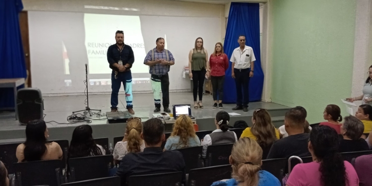 TRABAJA PROGRAMAS PREVENTIVOS EN FORTALECIMIENTO DE RELACIONES ENTRE FAMILIA Y ESCUELA