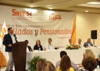 ATESTIGUA ALCALDE ENTREGA DE BONO A JUBILADOS Y PENSIONADOS DEL SNTE SECCIÓN 54