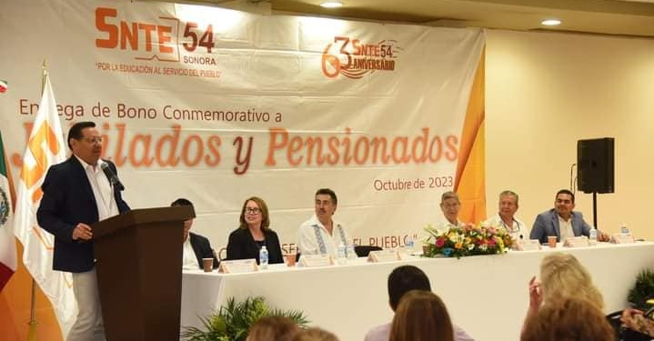 ATESTIGUA ALCALDE ENTREGA DE BONO A JUBILADOS Y PENSIONADOS DEL SNTE SECCIÓN 54