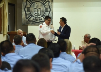 OTORGA LAMARQUE CANO RECONOCIMIENTOS AL HEROICO CUERPO DE BOMBEROS
