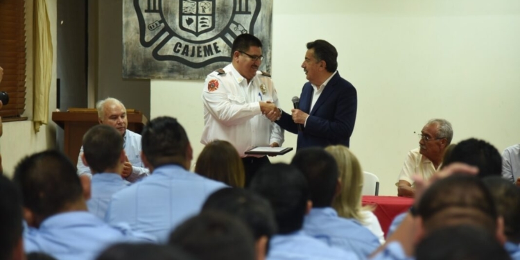 OTORGA LAMARQUE CANO RECONOCIMIENTOS AL HEROICO CUERPO DE BOMBEROS
