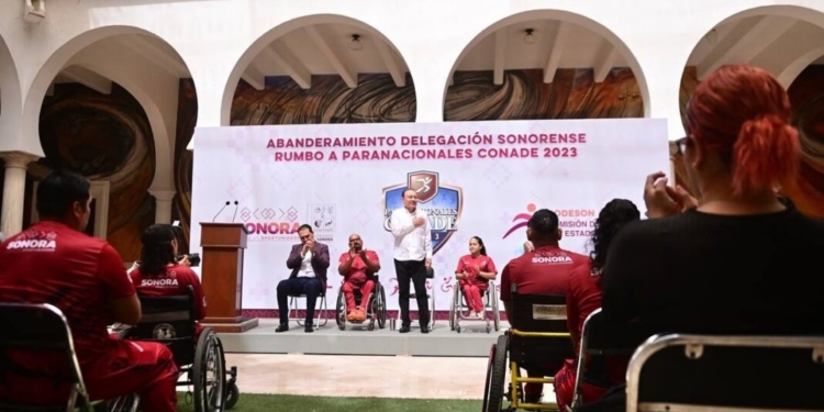 ABANDERA GOBERNADOR ALFONSO DURAZO A DELEGACIÓN SONORA QUE ASISTIRÁ A LOS PARANACIONALES CONADE 2023