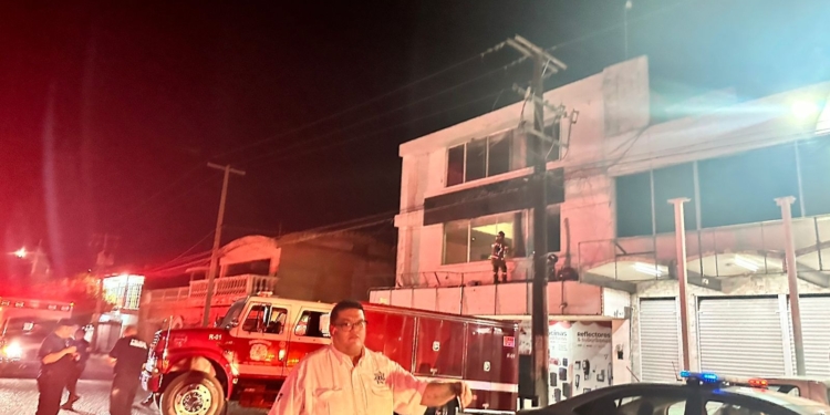 AUXILIAN SSPM Y BOMBEROS A MUJER EN CRISIS PSICOLÓGICA