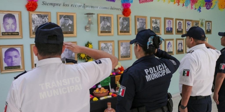 REALIZA SSPM HOMENAJE A POLICÍAS CAÍDOS A TRAVÉS DE ALTAR POR EL DÍA DE MUERTOS