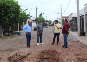 ATIENDE DRENAJES EN VALLE DORADO Y REALIZA ESTUDIO DE PRESIONES DE AGUA EN LAS MISIONES EL EQUIPO TECNICO DE OOMAPAS ESTE SABADO