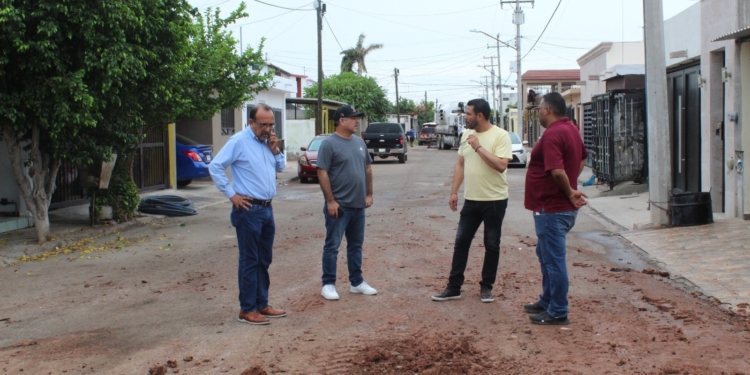 ATIENDE DRENAJES EN VALLE DORADO Y REALIZA ESTUDIO DE PRESIONES DE AGUA EN LAS MISIONES EL EQUIPO TECNICO DE OOMAPAS ESTE SABADO