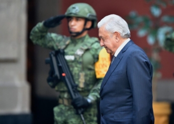 AMLO ACUSA QUE INTERESES DE AGENCIAS EXTRANJERAS BUSCAN SOCAVAR EJÉRCITO MEXICANO