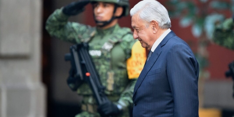 AMLO ACUSA QUE INTERESES DE AGENCIAS EXTRANJERAS BUSCAN SOCAVAR EJÉRCITO MEXICANO